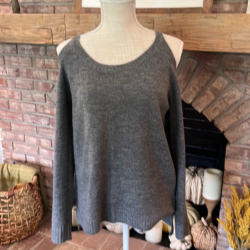 Like New! Awesome condition sweater